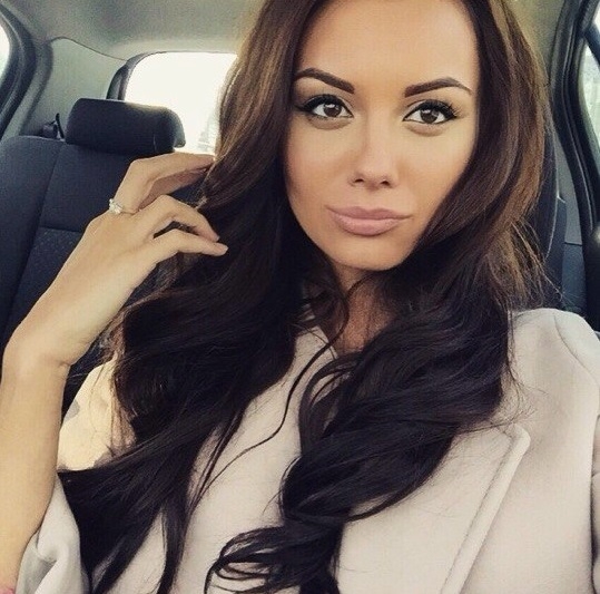 В Москве я живу, и мои услуги исключительно для тех, кто ценит креатив и страсть. Парни, я знаю, как доставить вам незабываемое удовольствие. Я разносторонняя и готова пойти на встречу с твоими желаниями. Если ты хочешь провести незабываемый вечер в уютной обстановке, то ты попал по адресу. Мои клиенты всегда остаются довольными и возвращаются снова и снова. Посмотри мои фото и оцени, насколько я сексуальна. Жду звонка от тебя, мой галантный джентльмен! 😉💋 Симона